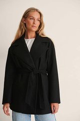 Коротке чорне пальто з паском, Чорний